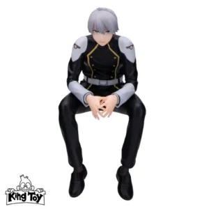 Statuina Kaiju No. 8 - Reno Ichikawa - Statue PM Perching 15cm Questa statuina raffigura Reno Ichikawa, uno dei personaggi principali del manga e anime "Kaiju No. 8". Realizzata con grande attenzione ai dettagli, la statua misura circa 15 cm di altezza e appartiene alla linea PM Perching, pensata per essere esposta seduta su una superficie o bordo. Reno è rappresentato nella sua tipica uniforme da membro delle Forze di Difesa, con espressione determinata e postura rilassata ma pronta all’azione. I dettagli del viso, dei capelli e dell’abbigliamento sono fedeli al design originale del personaggio. La colorazione è vivace e precisa, mettendo in risalto le sfumature dei capelli blu e i dettagli dell’equipaggiamento. La statuina è realizzata in PVC di alta qualità, resistente e piacevole al tatto. Ideale per collezionisti e fan della serie, è perfetta per arricchire qualsiasi scaffale o scrivania con un tocco di stile Kaiju No. 8.